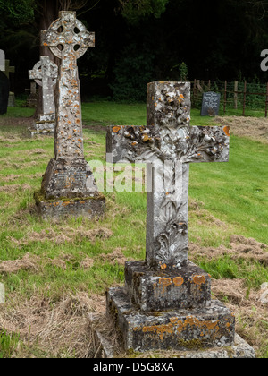 Vecchia lastra tombale attraversa nel sagrato della chiesa di San Giacomo Chiesa, poco Dalby, melton mowbray, leicestershire, England, Regno Unito Foto Stock