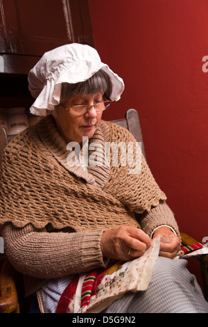 Isola di Man, Cregneash, Manx Heritage Village folk museum, donna patchwork di cucitura Foto Stock