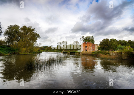 Le rovine del Mulino di cutt sulle rive del fiume Stour a Hinton St Mary, vicino a Sturminster Newton nel Dorset Foto Stock