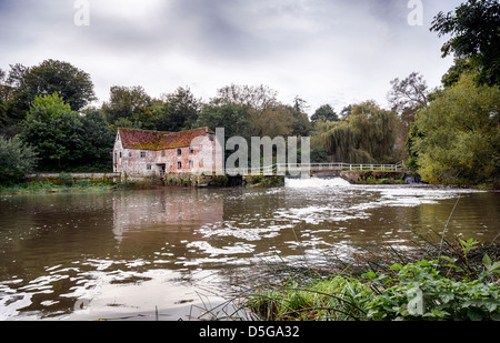 Antico mulino sulle rive del fiume Stour a Sturminster Newton nel Dorset Foto Stock