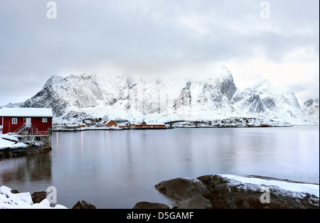Una vista Reinefjorden verso la montagna di Navaren dalla strada a Hamnoy Foto Stock