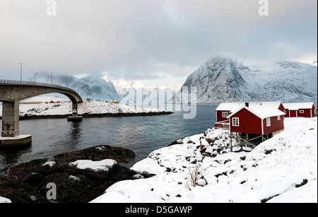 Una vista Reinefjorden verso la montagna di Olstind dalla strada a Hamnoy Harbour Foto Stock