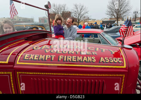 Città Giardino, New York, Stati Uniti Marzo 31, 2013. La città giardino volontario esenti Firemans Association ha portato la sua Ford 1932 motore Fire e poster aboutr il reclutamento di volontari per la 58ma annuale Domenica di Pasqua auto d'epoca, parata e spettacolo patrocinato dalla Città Giardino Camera di Commercio. Centinaia di autentico antico di autovetture, 1898-1988, compresi gli oggetti d'antiquariato, classic e particolare interesse ha partecipato alla sfilata.Credit: Ann e Parry/Alamy Live News Foto Stock