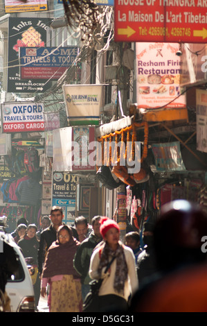 Scena di strada con la segnaletica, Thamel, Kathmandu Foto Stock