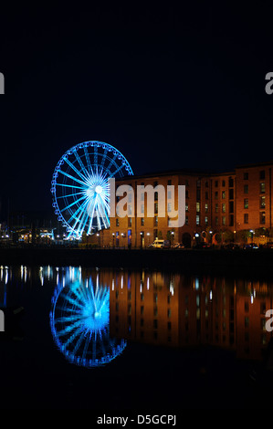 La ruota di eco di Liverpool e Albert Dock, Liverpool, in Inghilterra, Regno Unito durante la notte. Foto Stock