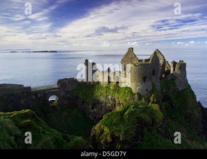 Dunluce Castle - un famoso punto di riferimento dalla costa dell'Irlanda del Nord - su un bel pomeriggio di sole. Foto Stock