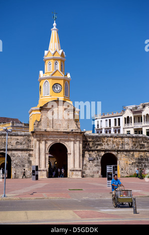Torre dell Orologio a Cartagena, Colombia, preso caldo giornata soleggiata con venditore locale in primo piano Foto Stock