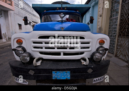 Camion sovietico parcheggiato in una strada laterale a l'Avana, Cuba Foto Stock