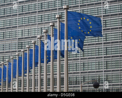 Unione Europea bandiere di fronte all'edificio Berlaymont della Commissione europea a Bruxelles, in Belgio Foto Stock