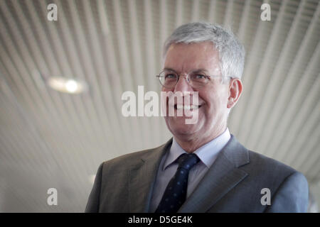 Il intendant del ZDF (secondo canale della televisione tedesca broadcasting) Thomas Bellut è raffigurato all'Mainzel uomini mostra nel centro di broadcast in Mainz, Germania, 02 aprile 2013. Il ZDF ricorda i 50 anni di storia della Mainzel uomini. Foto: Fredrik Von Erichsen Foto Stock