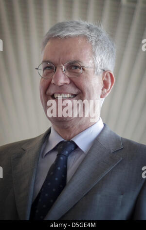 Il intendant del ZDF (secondo canale della televisione tedesca broadcasting) Thomas Bellut è raffigurato all'Mainzel uomini mostra nel centro di broadcast in Mainz, Germania, 02 aprile 2013. Il ZDF ricorda i 50 anni di storia della Mainzel uomini. Foto: Fredrik Von Erichsen Foto Stock