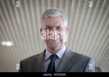 Il intendant del ZDF (secondo canale della televisione tedesca broadcasting) Thomas Bellut è raffigurato all'Mainzel uomini mostra nel centro di broadcast in Mainz, Germania, 02 aprile 2013. Il ZDF ricorda i 50 anni di storia della Mainzel uomini. Foto: Fredrik Von Erichsen Foto Stock