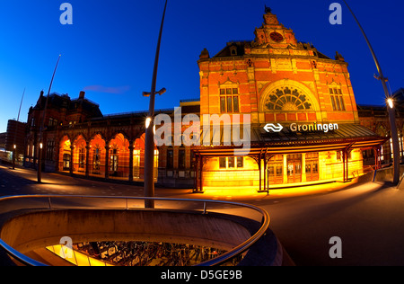 La stazione centrale e la metropolitana il parcheggio per le bici a Groningen nel crepuscolo Foto Stock