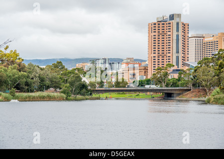 Il pittoresco Fiume Torrens sulla Northern Fringe del centro di Adelaide, Australia del Sud. Foto Stock