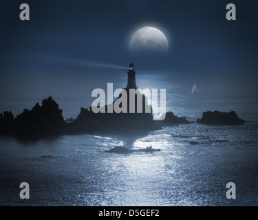 GB - JERSEY: Luna su La Corbiere Lighthouse Foto Stock