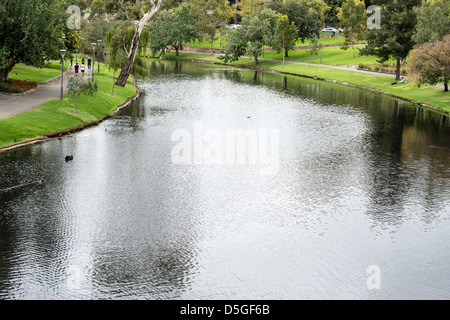 Il pittoresco Fiume Torrens sulla Northern Fringe del centro di Adelaide, Australia del Sud. Foto Stock
