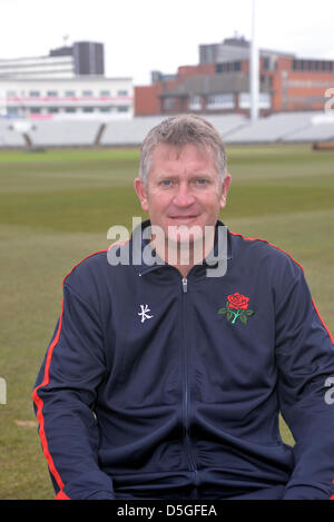 Manchester, Regno Unito. Il 2 aprile 2013. Gary Yates, ex spin bowler, e ora assistant coach pone durante il 2013 Media Day e Photocall in Lancashire County Cricket Club. Emirates Old Trafford, Manchester, UK 02-04-2013. Credito: Giovanni friggitrice / Alamy Live News Foto Stock