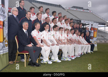 Il Lancashire County Cricket Club giocatori e allenatori pongono nel campionato della contea di kit per il team ufficiale foto. Emirates Old Trafford, Manchester, UK 02-04-2013 Foto Stock