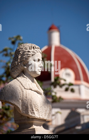 Busto al Parque Jose Marti e la coloratissima cupola del Ayuntamiento City Hall di Cienfuegos, Cuba, Caraibi Foto Stock