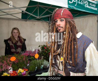 Pirati dei Caraibi Lookalike; Southport, Merseyside, Regno Unito. 2nd aprile 2013. John Brook, (MR) 32 anni con barba e capelli lunghi, presso il nuovo mercato all'aperto, un'impresa all'aperto, in King Street. Il lancio ha celebrato il capitano Jack Sparrow. Foto Stock