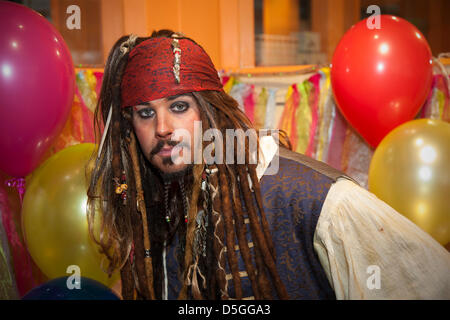 Pirates of the Caribbean Looksimile, foto doppia per Johnny Depp da 'Pirates of the Caribbean; Southport, Merseyside, UK. Aprile, 2013. John Brook, (MR) 32 anni con una barba e capelli lunghi, al nuovo mercato all'aperto, un'impresa all'aperto in King Street. Il lancio celebrò Captain Jack Sparrow. Foto Stock