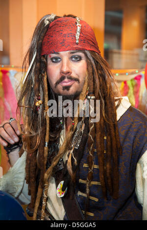 Pirati dei Caraibi Lookalike; Southport, Merseyside, Regno Unito. 2nd aprile 2013. John Brook, (MR) 32 anni con barba e capelli lunghi, presso il nuovo mercato all'aperto, un'impresa all'aperto, in King Street. Il lancio ha celebrato il capitano Jack Sparrow. Foto Stock