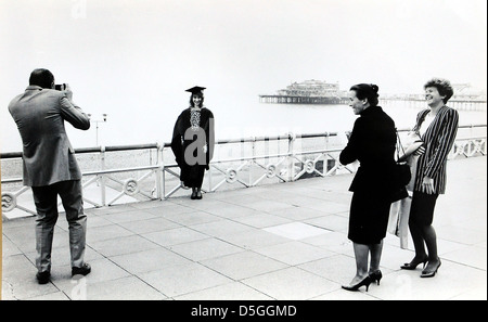 Politecnico di Brighton studente di college festeggia la sua laurea su Brighton Seafront circa 1992 . Regno Unito Foto Stock