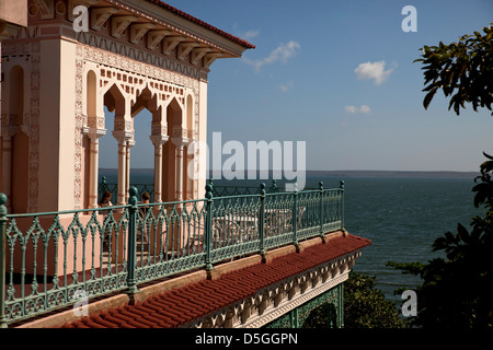 La terrazza sul tetto del moorish Palacio de Valle o Valle's Palace in Punta Gorda, Bahía de Cienfuegos, Cienfuegos, Cuba, Caraibi Foto Stock