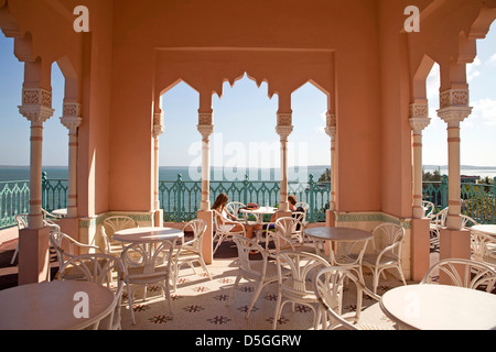 La terrazza sul tetto del moorish Palacio de Valle o Valle's Palace in Punta Gorda, Bahía de Cienfuegos, Cienfuegos, Cuba, Caraibi Foto Stock