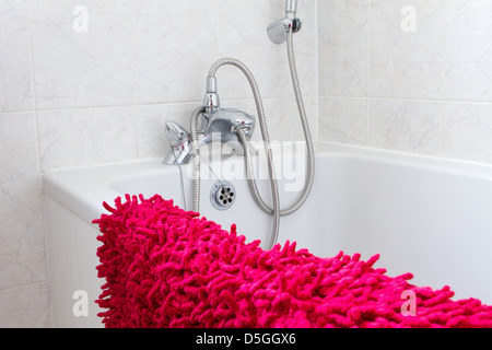 Bagno bianco con asciugamani rosso Foto Stock