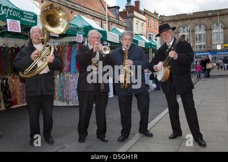 Southport, Merseyside, Regno Unito. Il 2 aprile 2013. Savoy Jazz uomini presso il nuovo mercato all'aperto, un impresa alfresco, in King Street, al di fuori del mercato coperto. Il lancio ha celebrato con il Savoy Jazz uomini Foto Stock