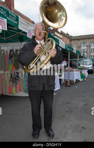 Southport, Merseyside, Regno Unito. Il 2 aprile 2013. Brian Legan, 74 suona alto sassofono presso il nuovo mercato all'aperto, un impresa alfresco, in King Street, al di fuori del mercato coperto. Foto Stock