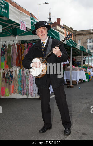 Southport, Merseyside, Regno Unito. Il 2 aprile 2013. Malcome Horne, titolare di pensione o di rendita suonare il banjo al nuovo mercato all'aperto, un impresa alfresco, in King Street, al di fuori del mercato coperto. Il lancio ha celebrato con il Savoy Jazz uomini Foto Stock