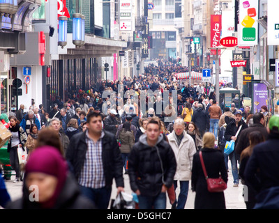 Nieuwstraat shopping street piena di gente. Bruxelles, Belgio Foto Stock