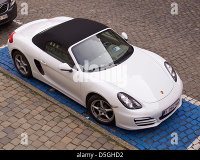 White Porsche Cayman in portatori di handicap Parcheggio con autorizzazione visualizzato dietro il parabrezza. Bruxelles, Belgio Foto Stock