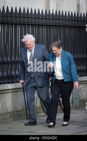 Cambridge, Regno Unito. Il 2 aprile 2013. Il principe Filippo e sir David Attenborough presso la Casa del Senato a Cambridge Regno Unito oggi al lancio del Cambridge Iniziativa di conservazione. Credito: JAMES LINSELL-CLARK / Alamy live News Foto Stock