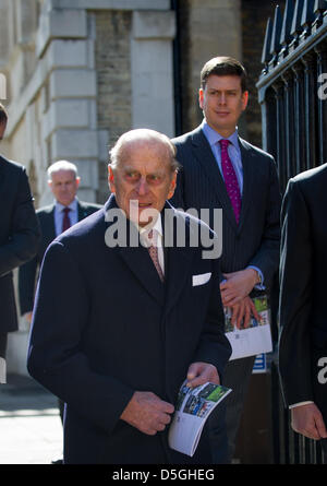 Cambridge, Regno Unito. Il 2 aprile 2013. Il principe Filippo e sir David Attenborough presso la Casa del Senato a Cambridge Regno Unito oggi al lancio del Cambridge Iniziativa di conservazione. Credito: JAMES LINSELL-CLARK / Alamy live News Foto Stock