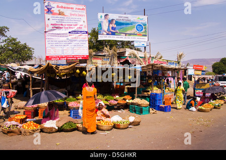 Marketplace e pannelli pubblicitari in Paud Valle Mulshi Pune India Maharashtra Foto Stock