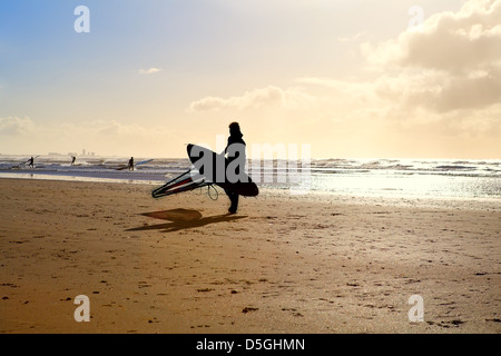 Silhouette di kitesurfer sulla spiaggia di sabbia di mare del Nord Foto Stock