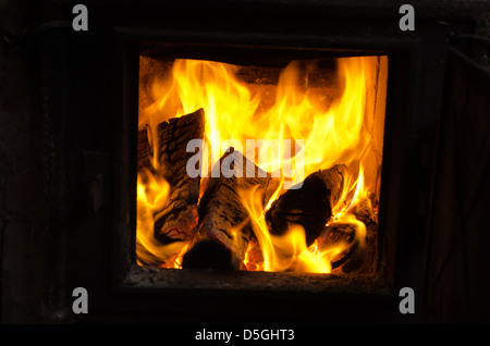 Legna da ardere legno brucia retrò vecchio arrugginito cucina rurale stufa in mattoni. Foto Stock