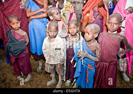 Un gruppo di cinque ragazzi masai nel villaggio africano vicino Moashi;Tanzania;Africa;da Maasai e gli africani Maasai genitori Foto Stock