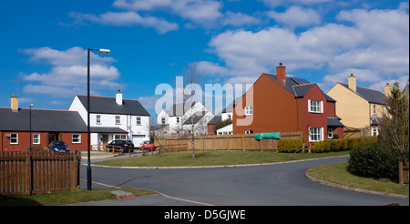 Nuove moderne case unifamiliari su un alloggiamento privato Estate, Wales UK Foto Stock