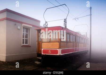 Isola di Man, Laxey, Snaefell Mountain convoglio ferroviario in basso il cloud al vertice Foto Stock