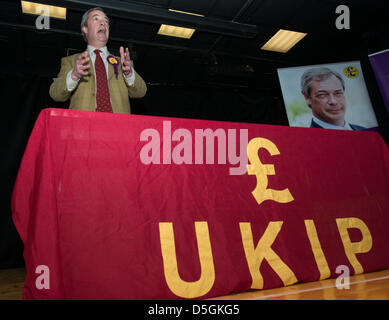 Callington, Cornwall, Regno Unito. Il 2 aprile 2013. Credito: . Il leader del partito per l'indipendenza del Regno Unito Nigel Farage MEP inizia il suo tour nazionale in Callington Credito: Sean Hernon / Alamy Live News Foto Stock