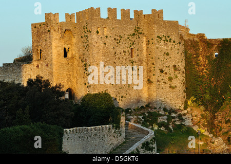 Il Castello di Venere nello storico villaggio sulla collina di Erice, Italia. Foto Stock
