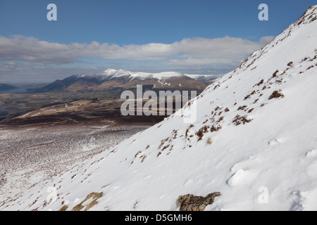 Il Skiddaw Mountain Range dai pendii superiore di Bleaberry cadde in inverno Lake District Cumbria Regno Unito Foto Stock