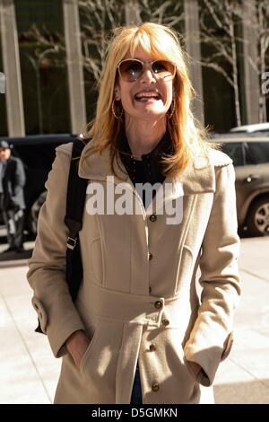 New York, Stati Uniti d'America. Il 2 aprile 2013. Laura Dern, entra la Sirius XM Studios fuori e circa per celebrità CANDIDS - MER, , New York, NY Aprile 2, 2013. Foto di: Ray Tamarra/Everett raccolta/ Alamy Live News Foto Stock