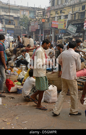 Il traffico e il trambusto di una scena di mercato di strada indiana in Khari Baoli Road, Chandni Chowk, Old Delhi, India Foto Stock