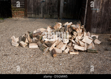 Un mucchio di legna log pronti per essere masterizzati, appena stato consegnato e split. Foto Stock