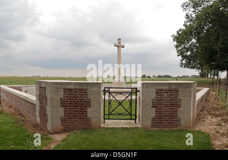 Cancello di ingresso e la croce del sacrificio in Morval cimitero britannico, Pas de Calais, Piccardia, Francia. Foto Stock